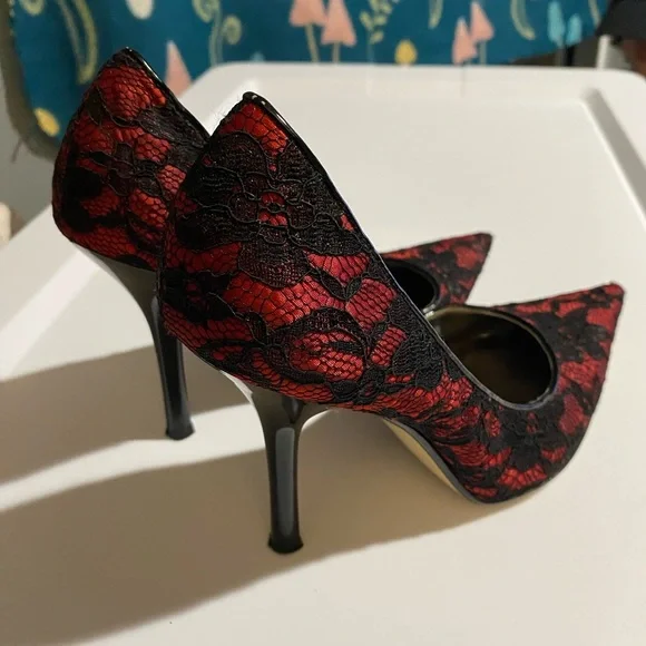 GUESS red/black lace pumps 7.5 - Picture 2 of 5